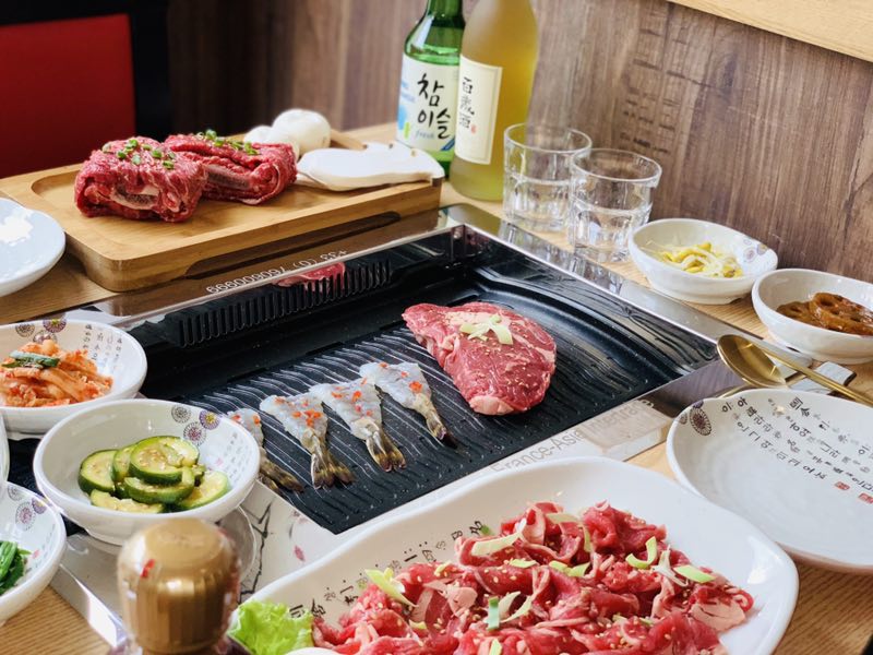 韩式烧烤(牛肉,牛排,烤鸭肉,鱿鱼,猪肉,五花肉,扇贝,烤虾,鸡肉)