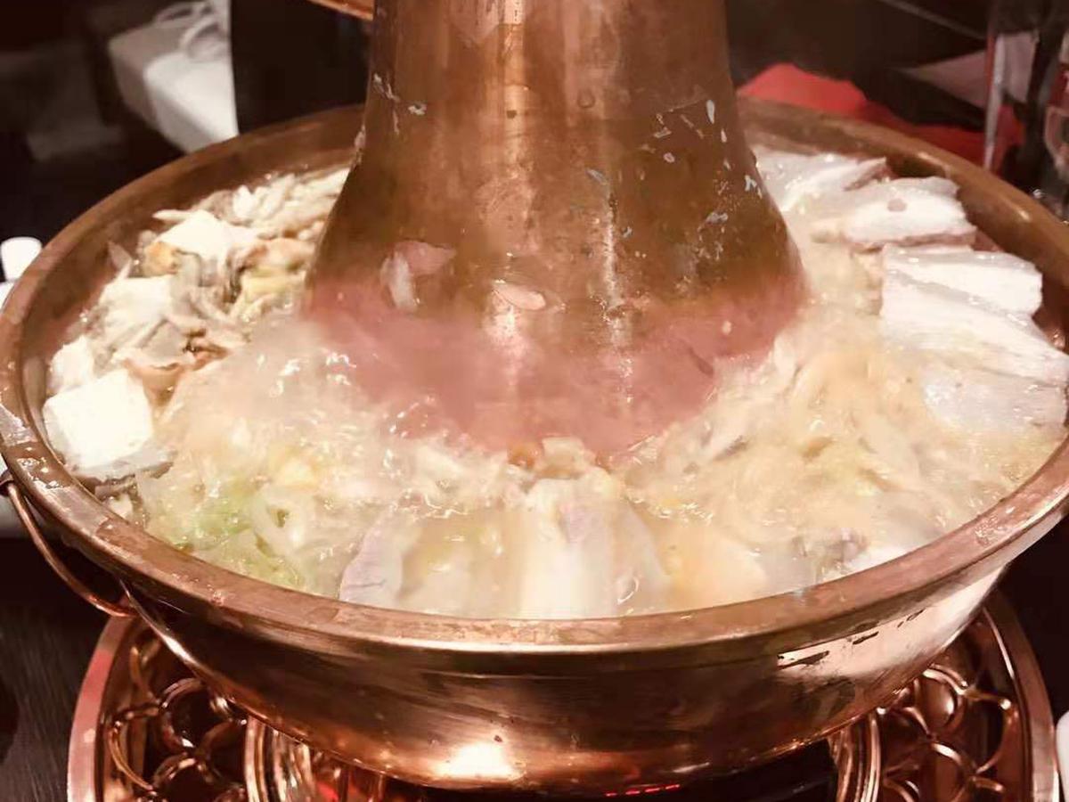正宗东北紫铜酸菜锅:排骨 血豆腐 鱼豆腐 冻豆腐 粉丝